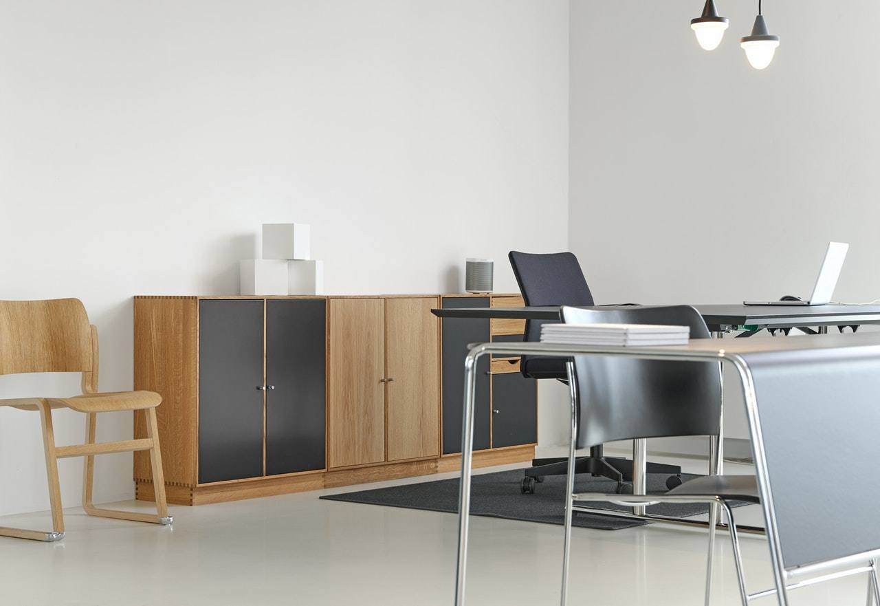 metalowe biurka i drewniane szafki w biurze